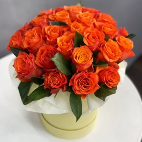 Композиция в шляпной коробке из 25 роз огненных роз в Орехово-Зуево