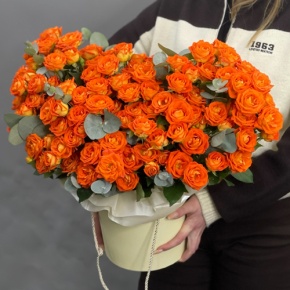 Композиция в шляпной коробке "Закат" из кустовых роз и эвкалипта в Орехово-Зуево