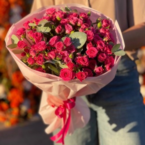 Букет из 15 кустовых малиновых роз и эвкалипта (40 см) в Орехово-Зуево