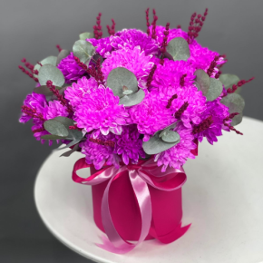 Композиция в шляпной коробке "Магия розового" из хризантем и лаванды в Орехово-Зуево