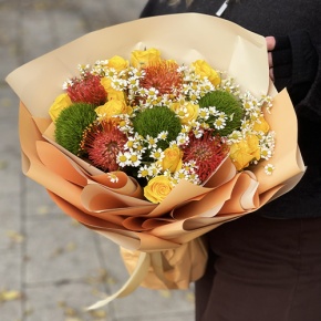 Букет "Зельда" из диантусов Lux, лимонных роз, лейко и ромашек в Орехово-Зуево
