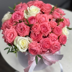 Композиция в шляпной коробке из белых и кустовых коралловых роз в Орехово-Зуево