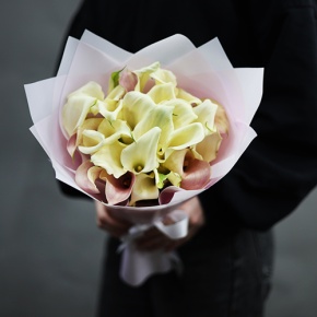 Букет из 25 калл нежный микс в Орехово-Зуево