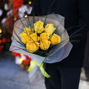 Букет "Еллоу" из 9 ярких роз с берграссом (70 см) в Орехово-Зуево