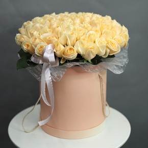 Композиция в шляпной коробке из 101 кремовой розы в Орехово-Зуево