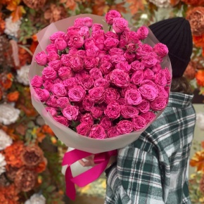 Букет из 35 малиновых кустовых пионовидных роз (60 см) в Орехово-Зуево