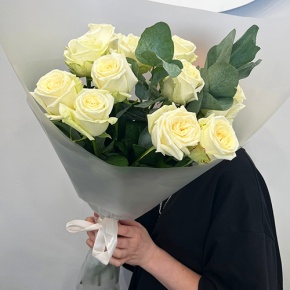 Букет белых роз с эвкалиптом (70 см) в Орехово-Зуево