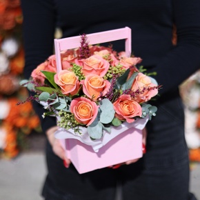 Композиция в ящике из роз Мисс Пигги и капса в Орехово-Зуево