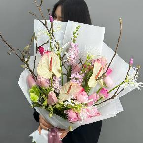 Авторский букет с антуриумами, ранункулюсами и цветущими ветками магнолии в Орехово-Зуево