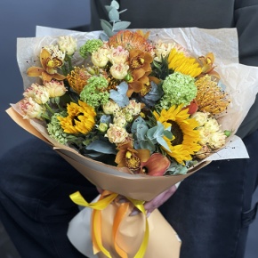 Букет "Сочиняй мечты" из подсолнухов, лейко, вибирнума, орхидей, калл, кустовых роз и талинума в Орехово-Зуево