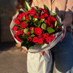 Букет "Всё возможно" из кустовых роз, скиммии, роз Эль Торо и рускуса в Орехово-Зуево