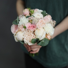 Свадебный букет диантусов, пионов, роз и озатамнуса в Орехово-Зуево