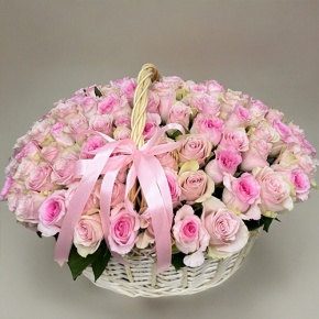 Композиция в корзине из 101 кенийской розы нежный микс (40 см) в Орехово-Зуево