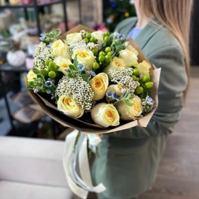 Букет "Мичиган" из пионовидных роз Баттеркап, озатамнуса, оксипеталума и гиперикума в Орехово-Зуево