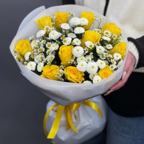 Букет "Синди" из лимонных роз, ромашек и хризантем сантини в Орехово-Зуево