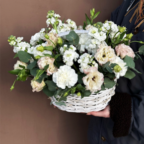 Композиция в корзине "Фея" из маттиол, диантусов, эустом и эвкалипта в Орехово-Зуево