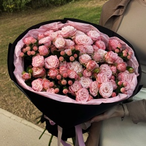 Букет из кустовых роз Бомбастик и гиперикума (50 см) в Орехово-Зуево