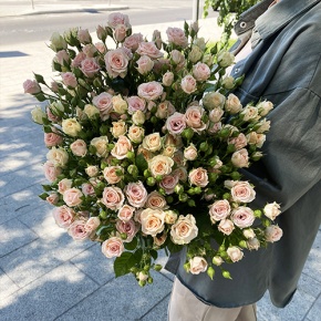 Букет из 31 кустовой розы микс (70 см) в Орехово-Зуево