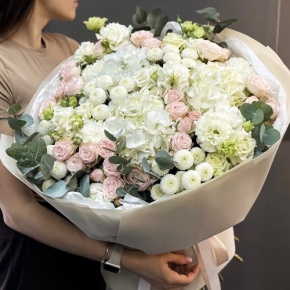 Букет "Пастелла" из кустовых пионовидных роз, Голландской Гортензии, эустомы, хризантемы Ньютон и эвкалипта в Орехово-Зуево