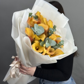 Букет из 17 оранжевых калл с эвкалиптом в Орехово-Зуево