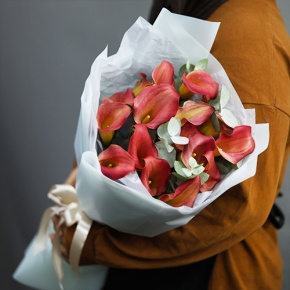 Букет из 17 нежных калл с эвкалиптом в Орехово-Зуево