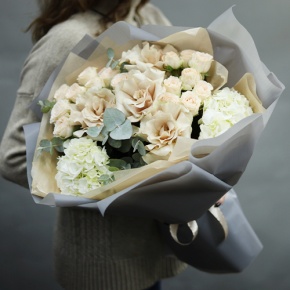 Букет "Вайб" из роз Эквадор Квиксенд, гортензии и кустовых роз в Орехово-Зуево