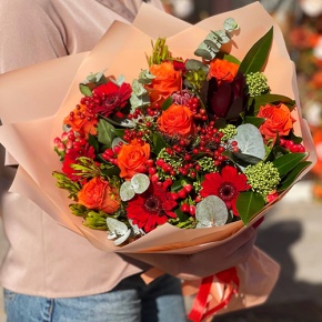 Букет "На заре" из роз, калины, скиммии, гиперикума, сафари, гербер и капса в Орехово-Зуево