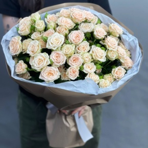 Нежный букет из 17 кремовых кустовых роз (60 см) в Орехово-Зуево