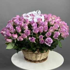 Композиция в корзине из 131 кенийской розы (40 см) в Орехово-Зуево