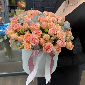 Композиция из кустовых роз в шляпной коробке " Персиковый мусс" в Орехово-Зуево