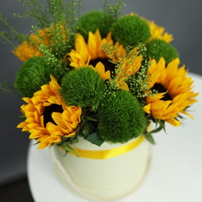 Композиция в шляпной коробке из подсолнухов и диантусов люкс в Орехово-Зуево