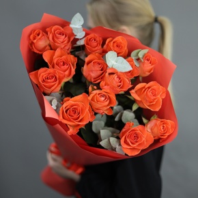 Букет из 15 морковных роз с эвкалиптом (70 см) в Орехово-Зуево