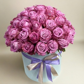 Композиция в шляпной коробке из 51 розы Меритим в Орехово-Зуево