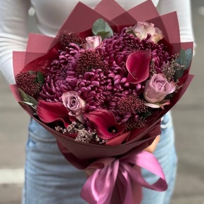 Букет "Импульс" из скиммии, калл, роз и хризантем Бигоуди в Орехово-Зуево