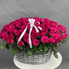 Композиция в корзине из 101 малиновой розы (40 см) в Орехово-Зуево