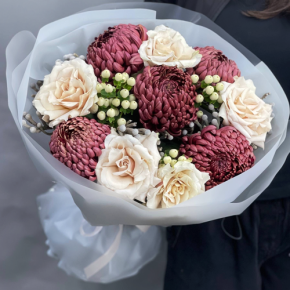 Букет "Всё что тебе касается" из хризантем Бигоуди, роз Эквадор Квиксенд и гиперикума в Орехово-Зуево