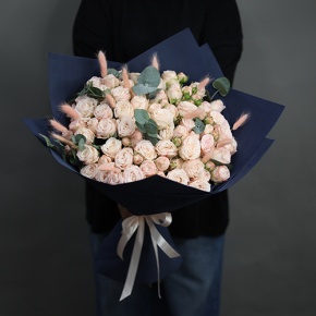 Букет "Вумен" из кустовых роз пионовидных роз Бомбастик, эвкалипта и лагуруса в Орехово-Зуево