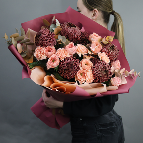 Букет "Осенний блюз" из хризантем Бигоуди, диантусов, скиммии и роз Риджентс парк  в Орехово-Зуево