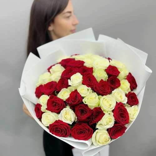 Букет из 51 красно-белой розы 70 см в Орехово-Зуево