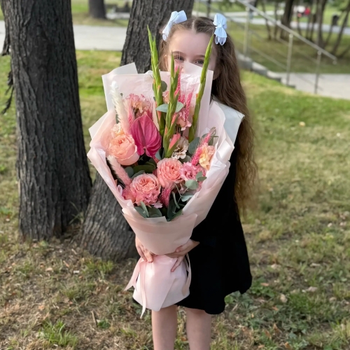 Букет на 1 сентября с гладиолусами, розами и антуриумом в Орехово-Зуево