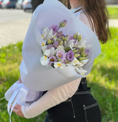 Букет "Вива ла дива" из эустом и ирисов в Орехово-Зуево