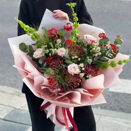 Букет "Вернисаж" из калины, хризантем Бигоуди, молюцеллы, паникума, роз и астранции в Орехово-Зуево