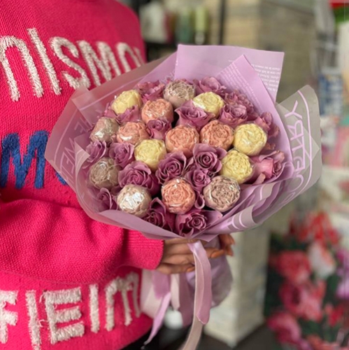 Букет из роз и шоколадных пионов в Орехово-Зуево