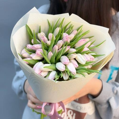 Букет 49 бело-розовых тюльпанов в Орехово-Зуево