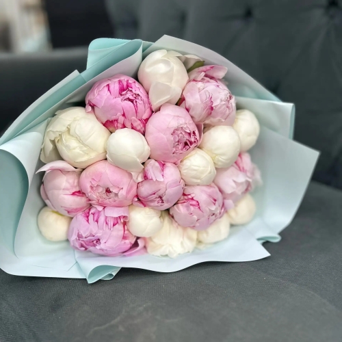 Микс из 19 бело-розовых пионов в Орехово-Зуево
