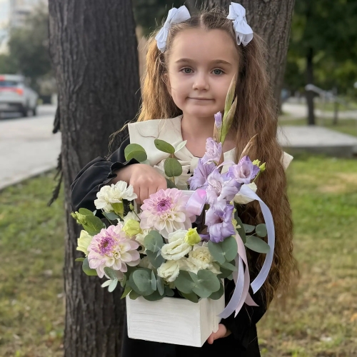 Композиция с георгинами на 1 сентября в белом ящике в Орехово-Зуево