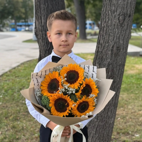 Букет на 1 сентября из 5 подсолнухов и лимониума в Орехово-Зуево