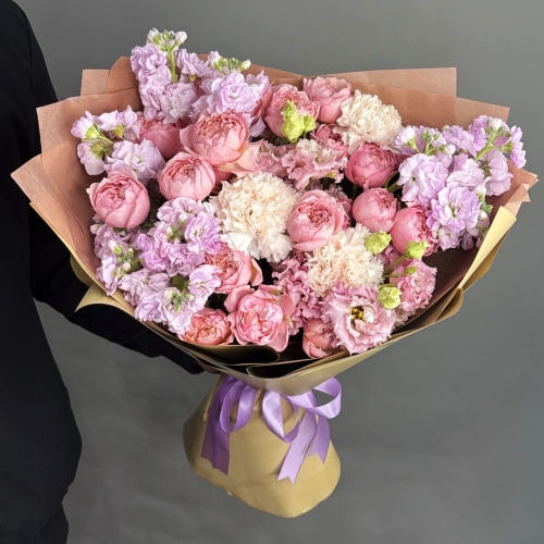 Букет "Амели" из ароматных маттиол, пионовидных кустовых роз Джульетта  эустом и диантусов в Орехово-Зуево