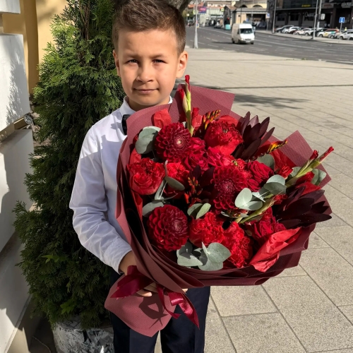 Букет с георгинами, розами и леукадендроном в Орехово-Зуево