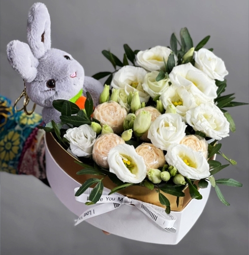 Композиция в коробке сердца из шоколадных пионов и эустом в Орехово-Зуево